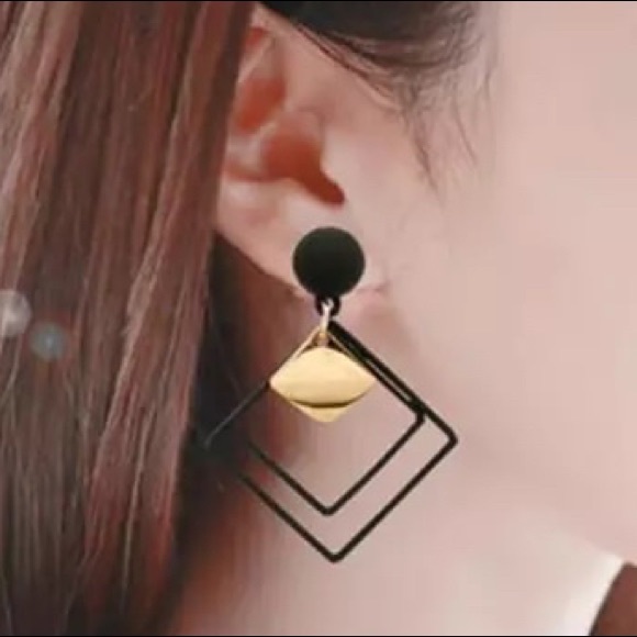 Earrings - Picture 1 of 2